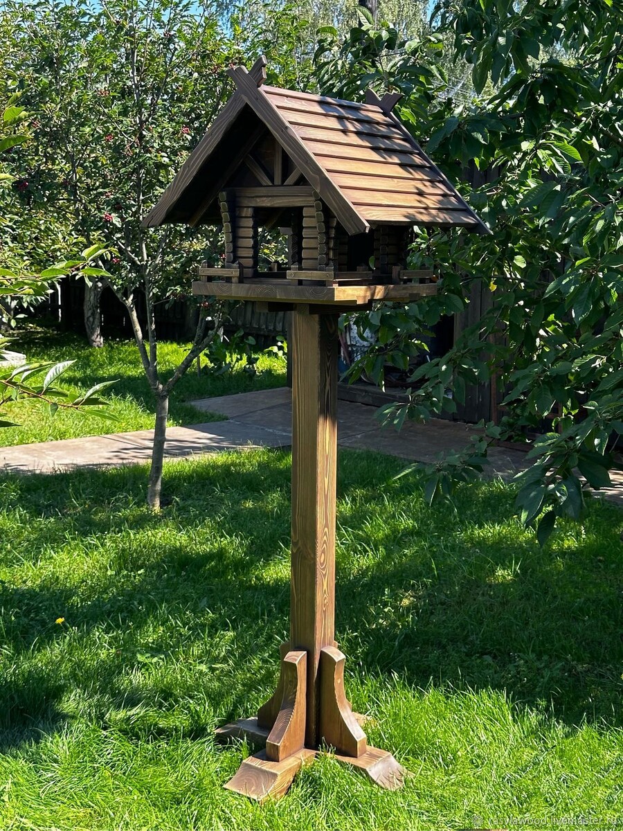 Кормушка деревянная на ножке для птиц и белок . Фото сайта интернет-магазина.