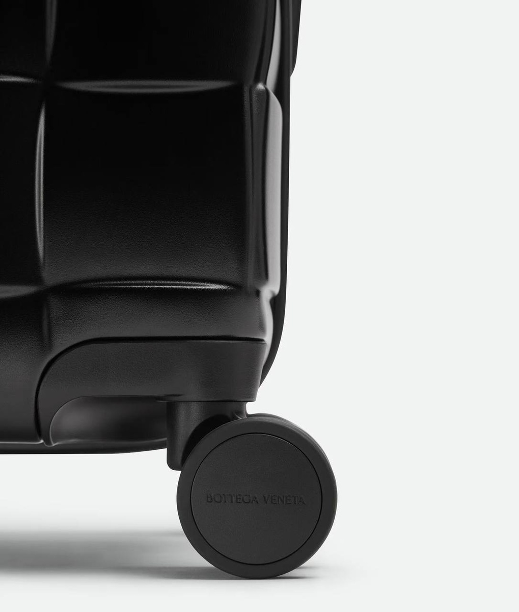 Bottega Veneta представил стильный чемодан с фирменным дизайном за $2950  
