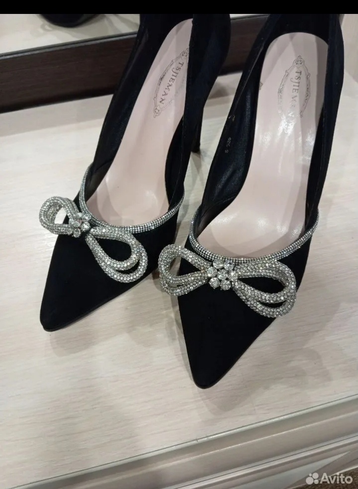 На наши мероприятия. Одни шпильки под моим весом, пали смертью сильных. 