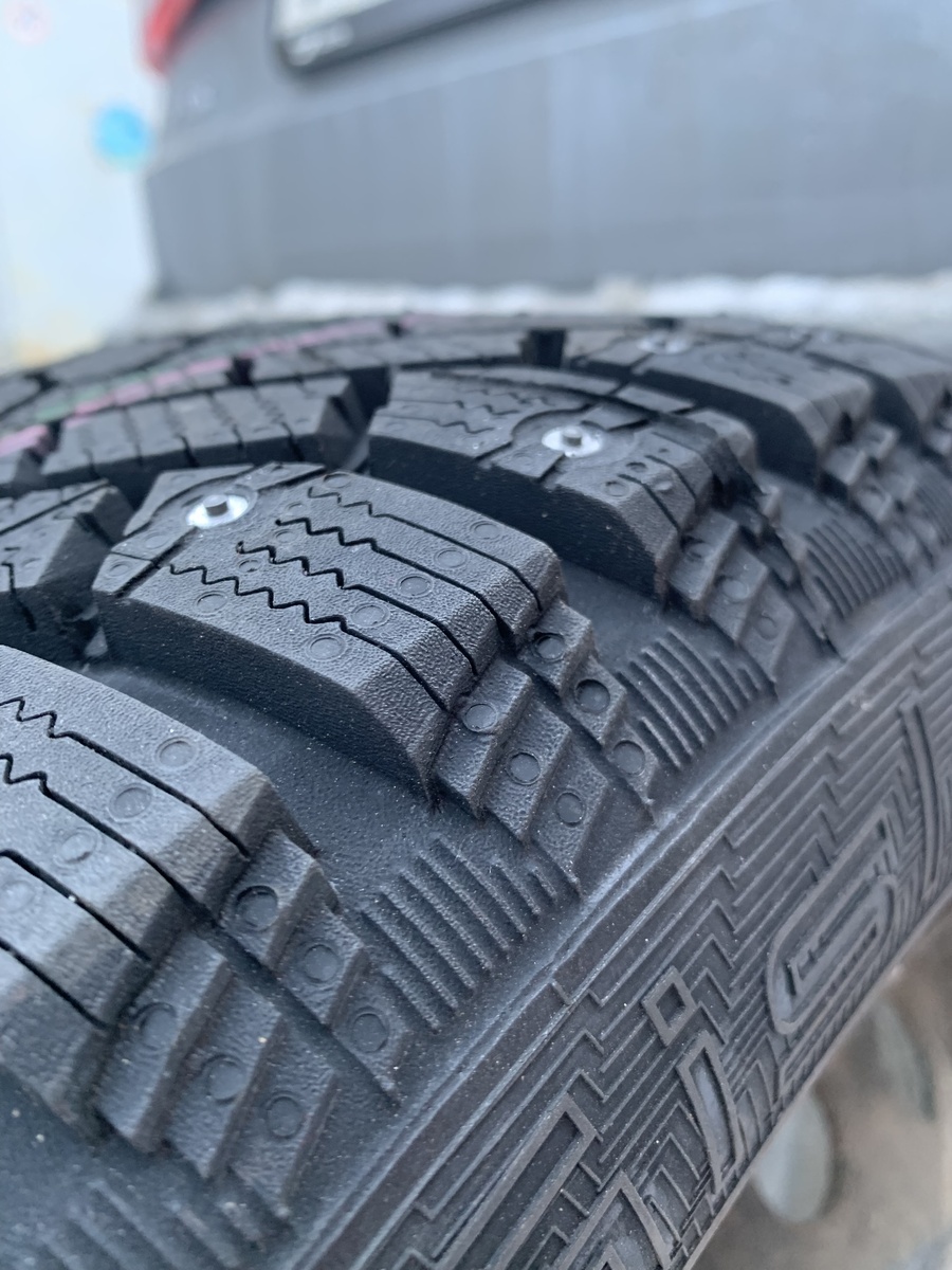 Боковые зайепы тоже есть, что позволит выбраться из снежной колеи