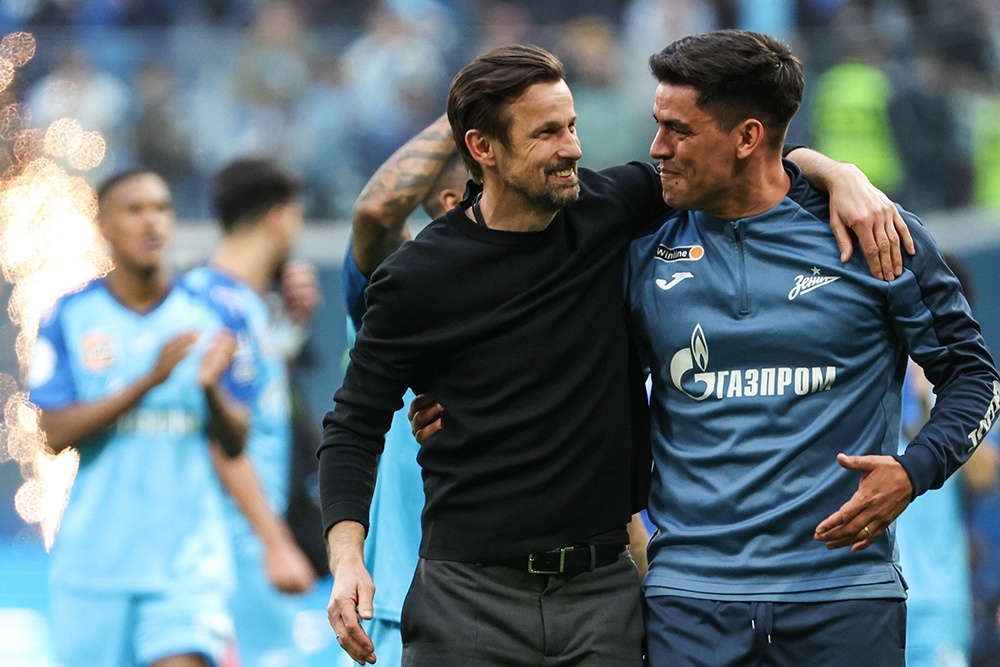    Вильям Оливейра (справа) с 2019 года помогает Сергею Семаку (слева) в "Зените". / Петр Ковалев / ТАСС