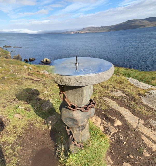 Информационный диск в Исландии близ городка Нескёйпстадюр