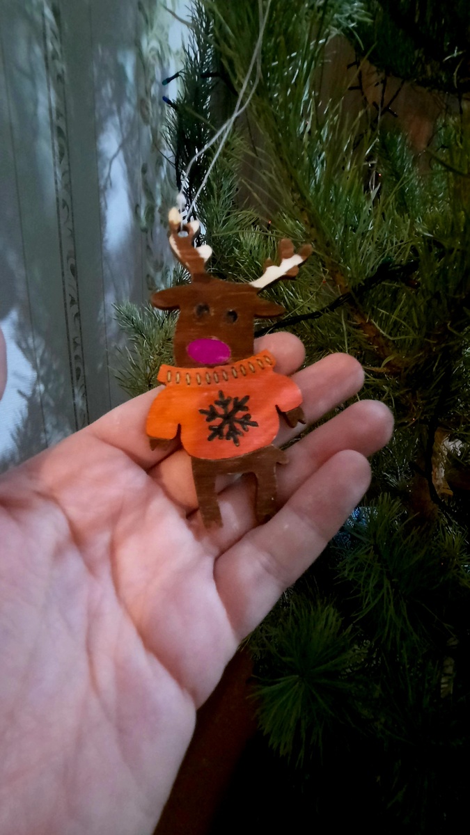 Семён игрушки раскрасил и повесил 