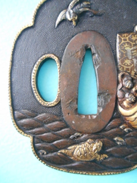 В море бултыхается черепаха.