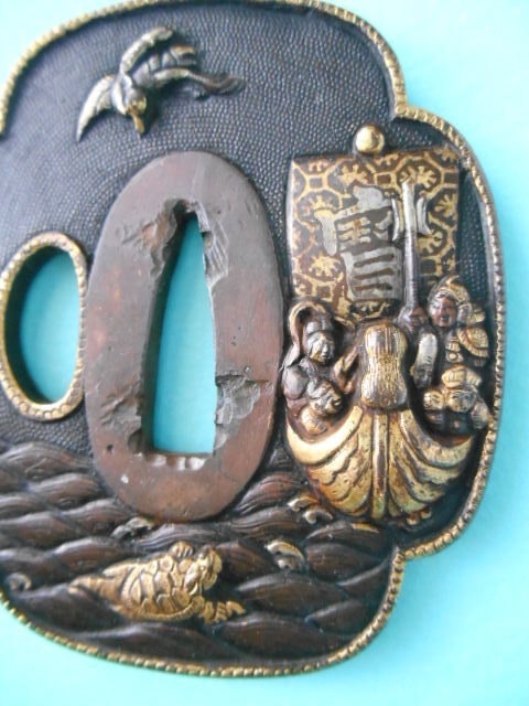 Деталь. Можно получше рассмотреть кораблик и всех богов.