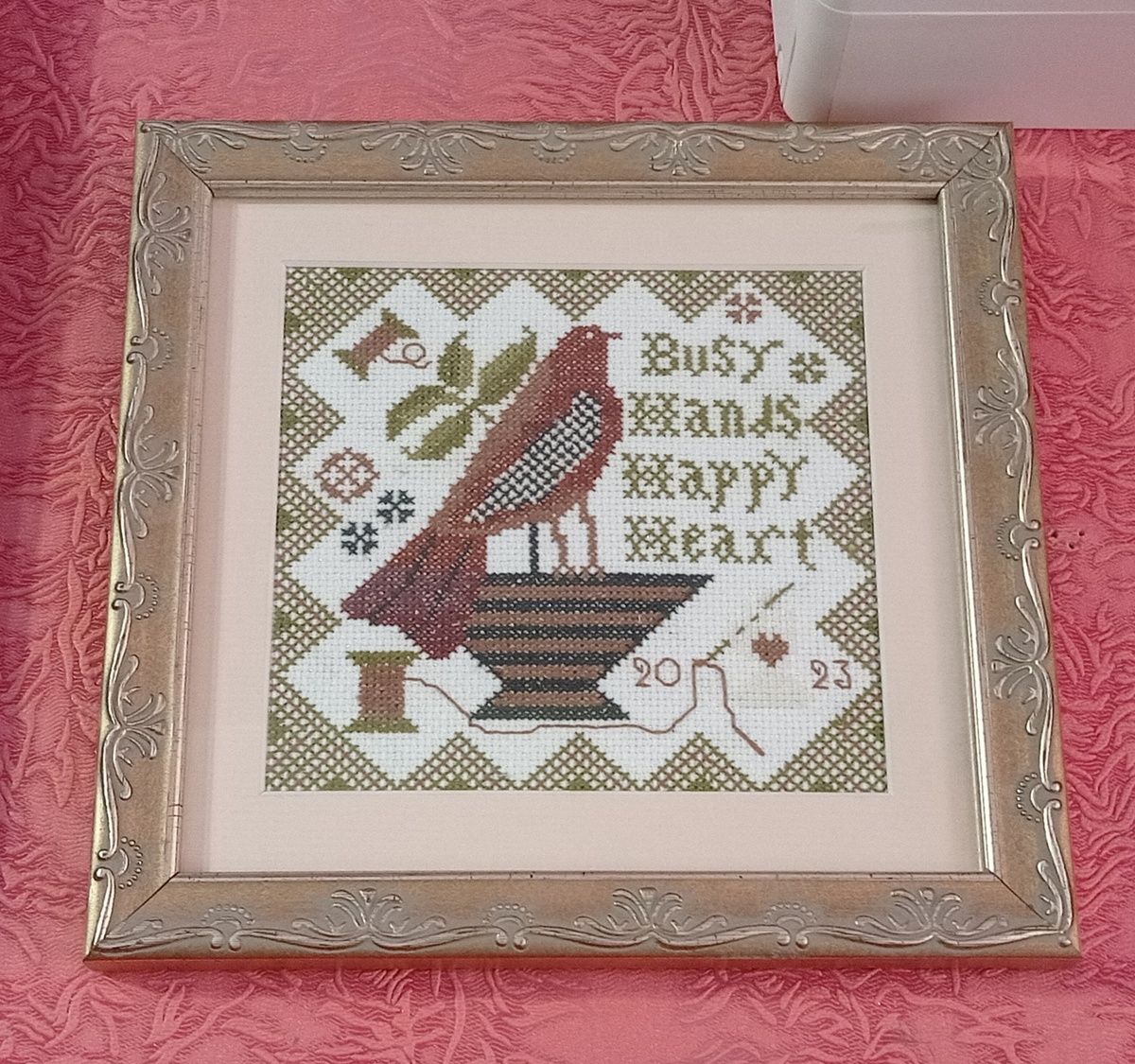 Эта вышитая схема служила главным мотивом во всём моём рукодельном творчестве.                             Вышивая ту или иную схему, я уже знаю, как буду её применять. Будет ли она оформлена в багет и рамку или же будет использоваться как  прикладная вещь. 