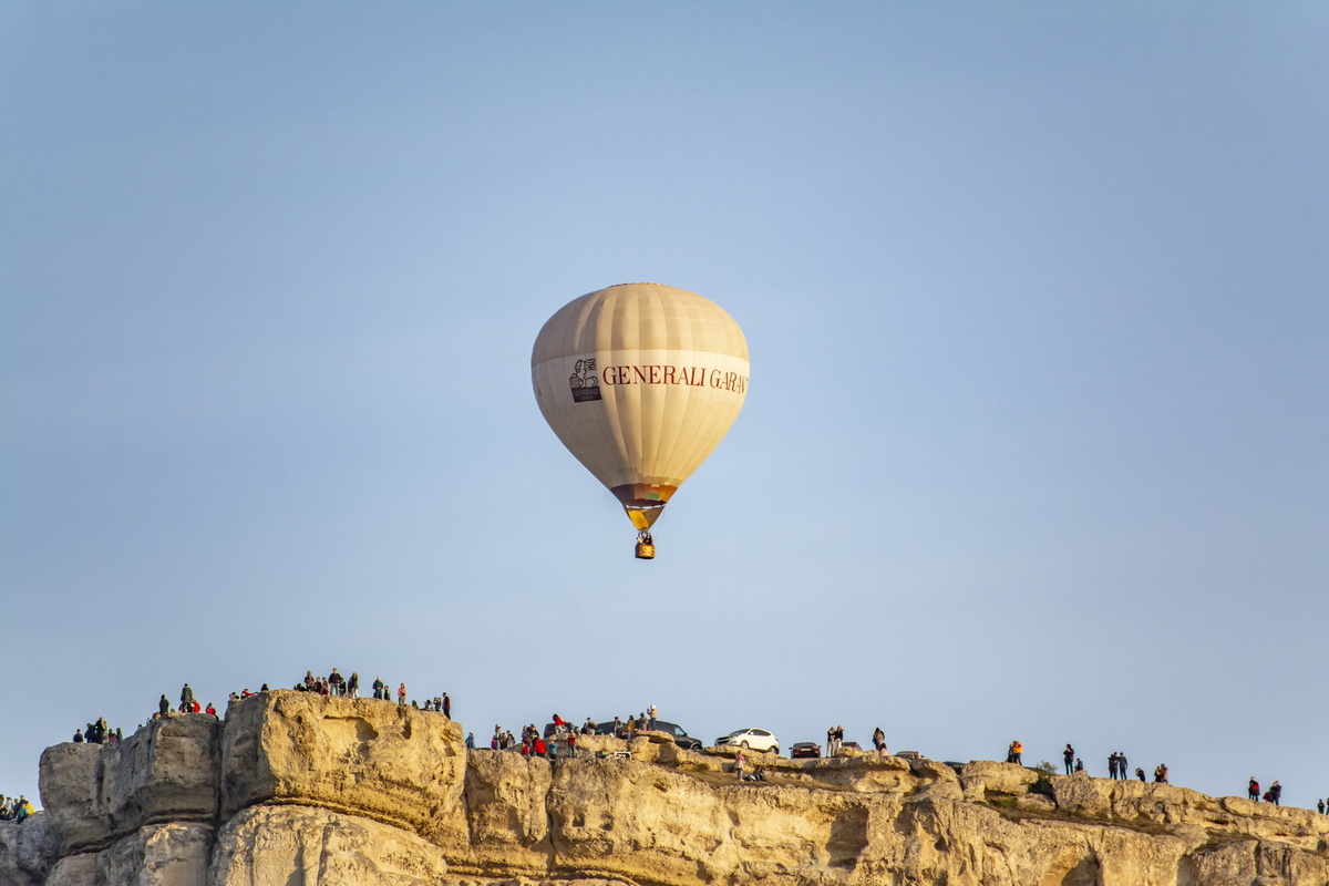 Шар над Белой скалой. Фото Сергея Малышева.