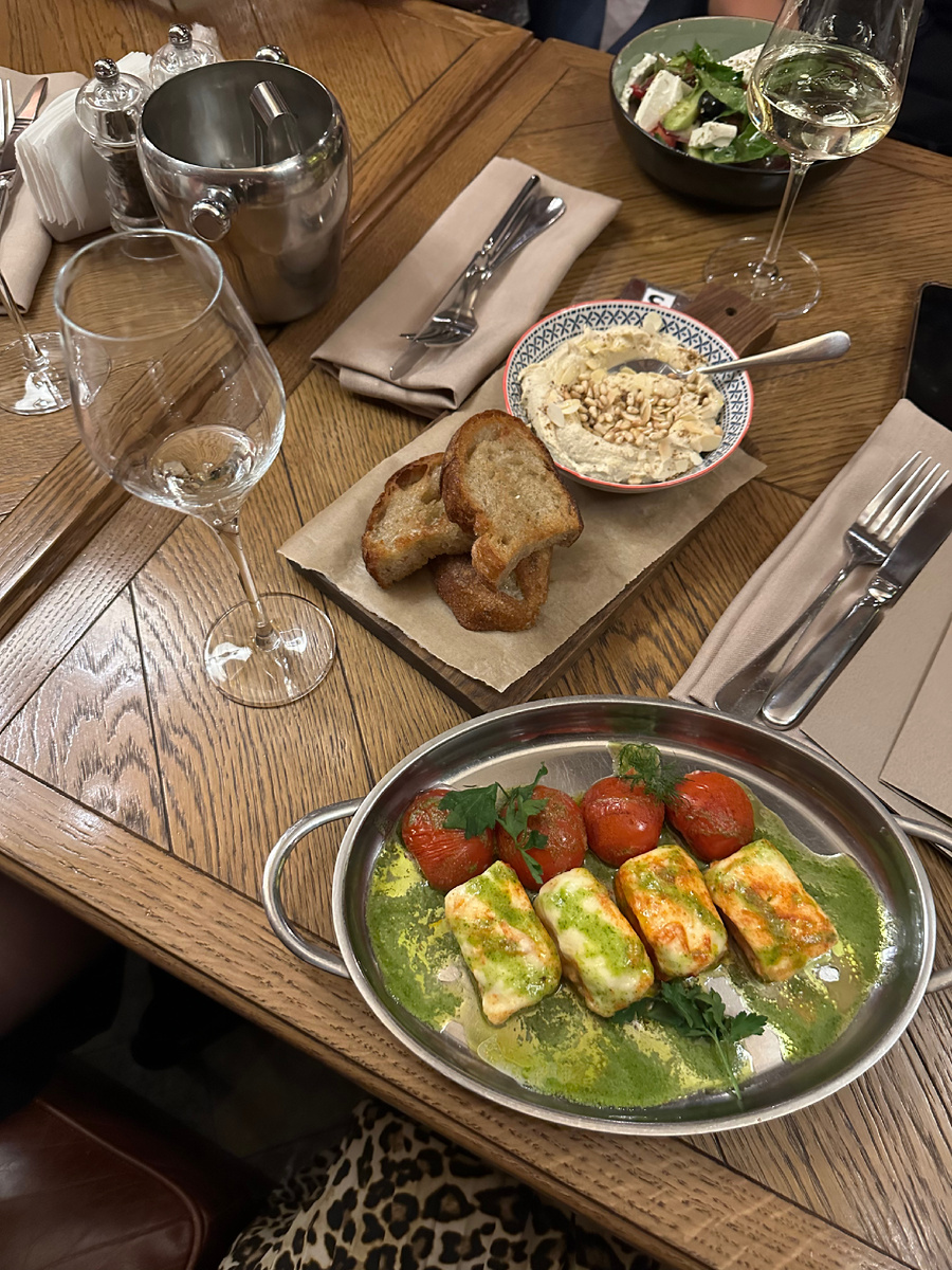 Хумус, жаренный сулугуни и шампанское обошлись в 2500 