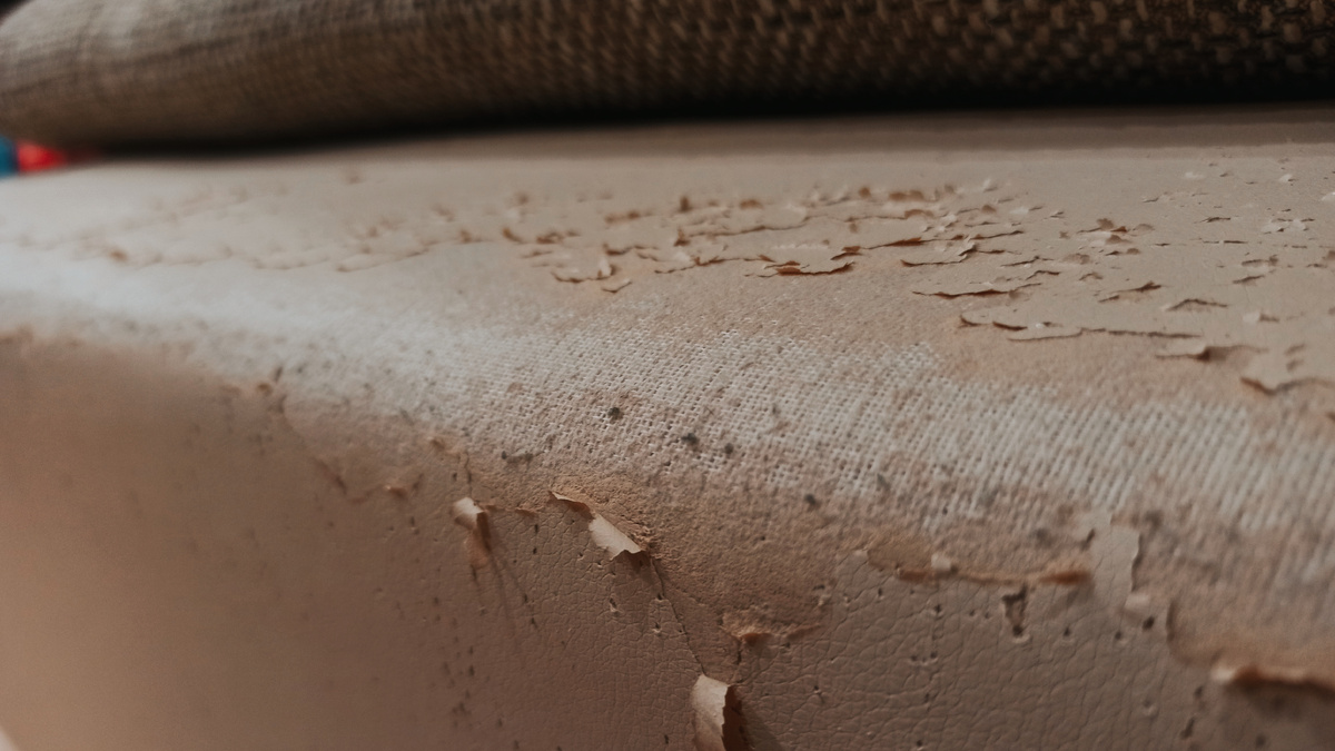 На выпуклых местах покрытие уже совсем стёрлось. Очень жаль((( Хотели перетянуть диван в мастерской, но сумма материалов, работы и доставки оказалась очень высокой 