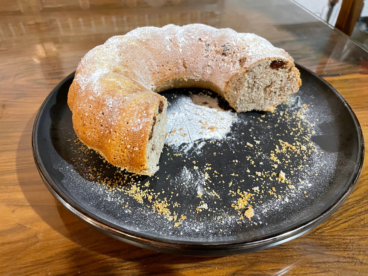 Поздно я догадалась его сфоторгафировать. Целым такой бисквит выглядел просто, как с картинки. Особенно присыпанный сверху сахарной пудрой