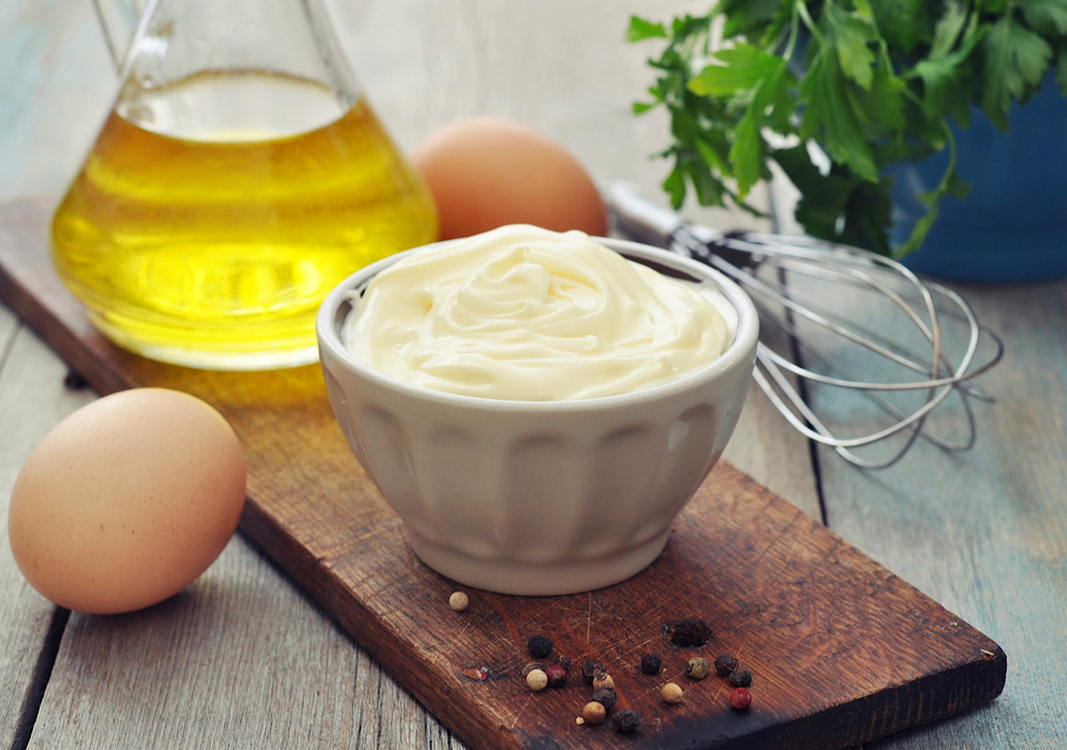 Приготовление майонеза в домашних условиях занимает две минуты и обходится на много дешевле. Ну и вкусней на много.