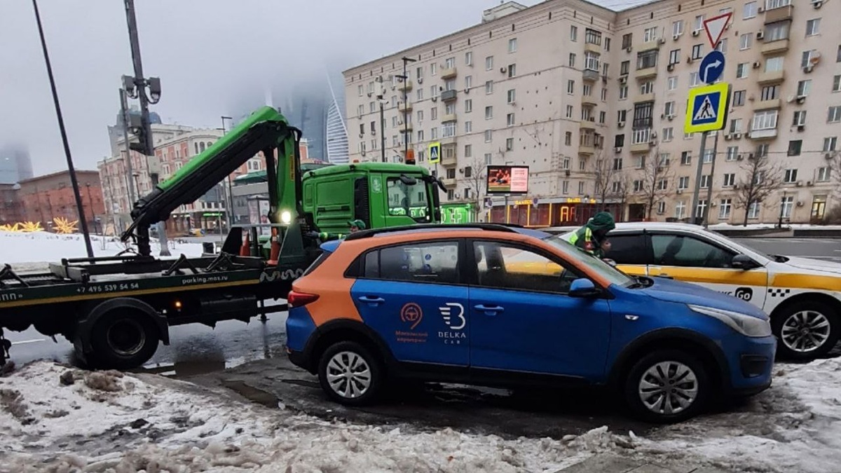 Kia Rio уезжает на штрафстоянку за парковку на месте для такси