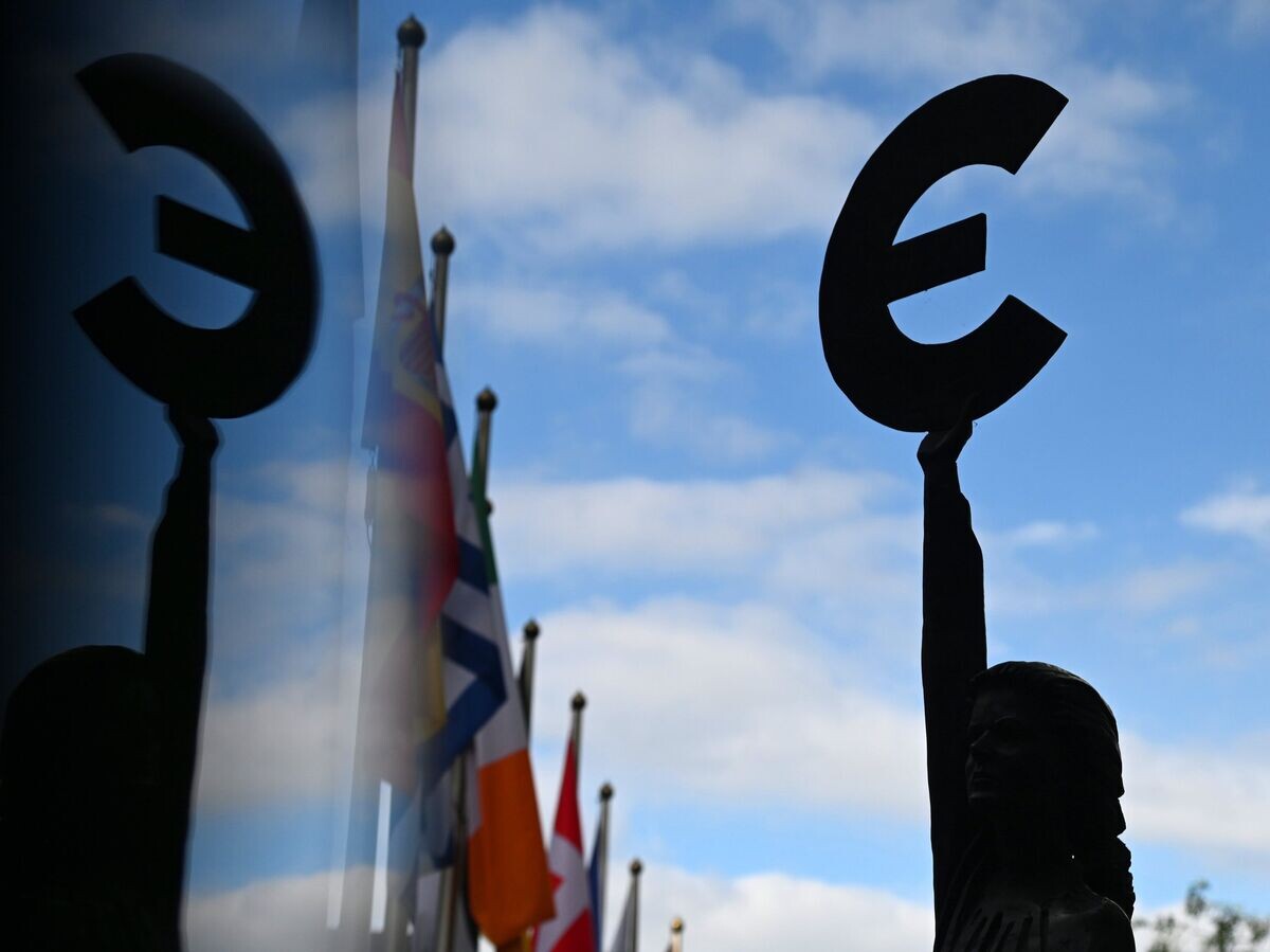    Памятник-скульптура знаку "Евро" в Брюсселе© РИА Новости . Алексей Витвицкий