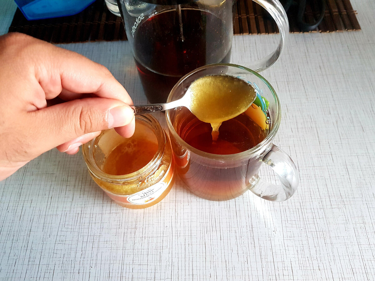 Если растворить мёд в напитке не жарче 40 градусов, то все полезные вещества сохранятся.