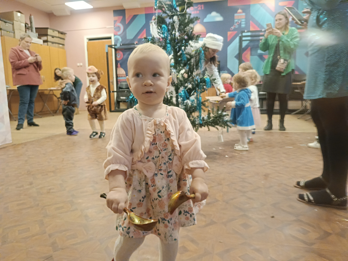 Игры с ложками на ура заходят в этом возрасте. Малышам еще многое непонятно, но постучать и помахать - это они прям от души умеют