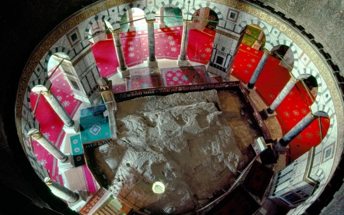 Камень Основания в мечете Купол Скалы