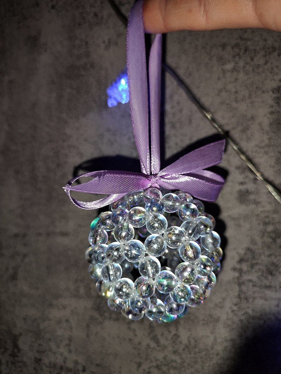 На фото елочный шар из бусин "битое стекло". 