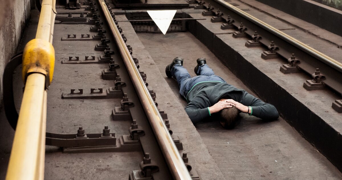 Приближаться броситься. Приближаться броситься. Правила поведения на ж/д транспорте для детей. Приближаться броситься. Грустная девушка.