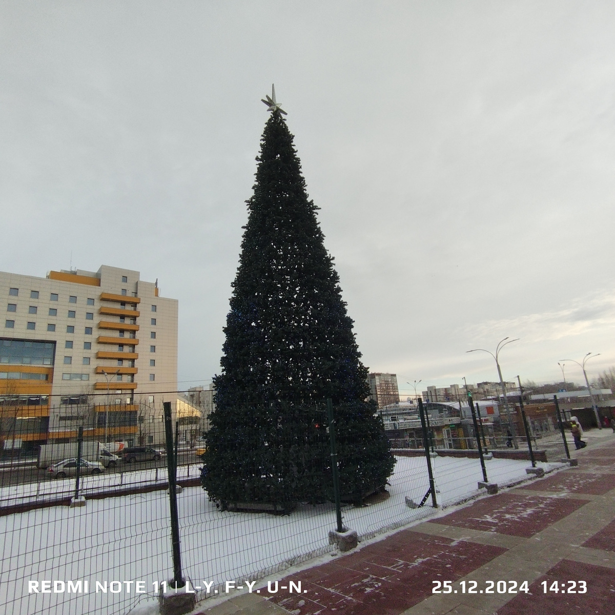 Началось всё довольно странно и весело одновременно, зачем то елку огородили забором. Так страшно, что уже даже елки воруют и поэтому надо подстраховаться на всякий случай, заборчик поставить.😁