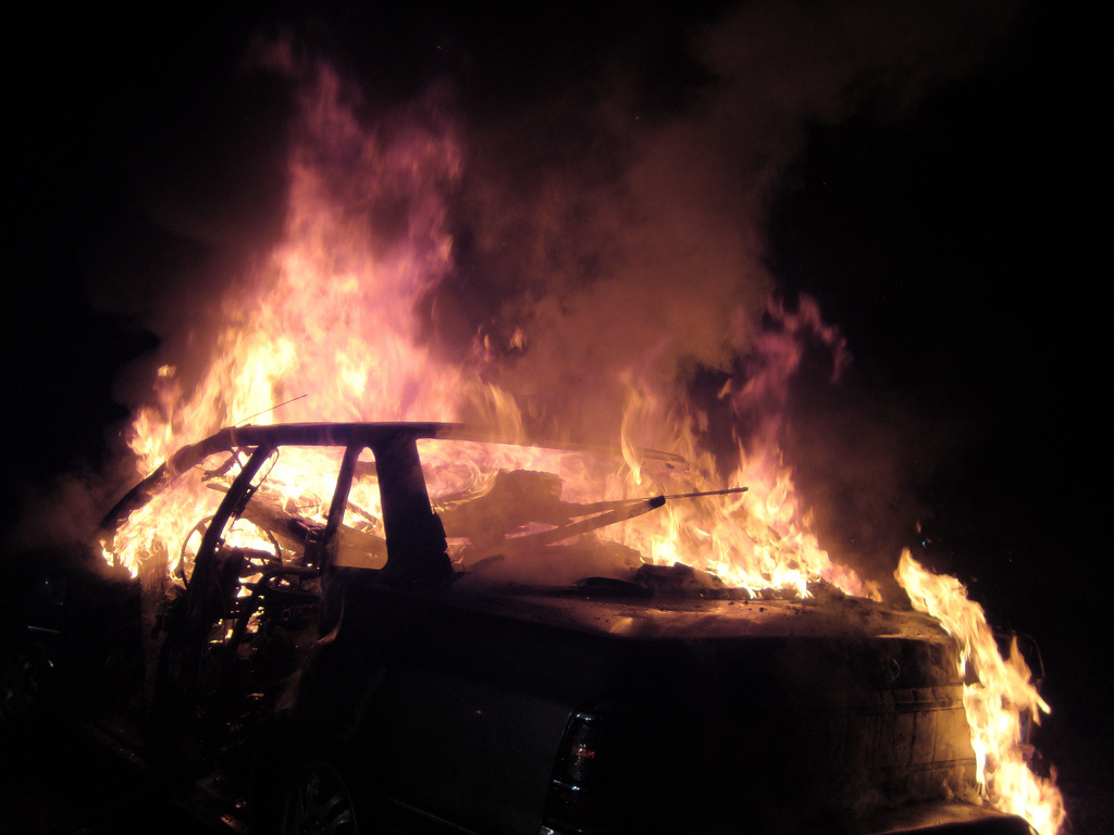    Горящий автомобиль / Источник: (cc) Jason Bolonski