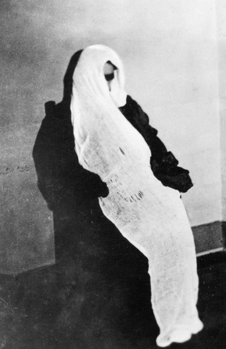 Эктоплазма, которая оказалась белой марлей