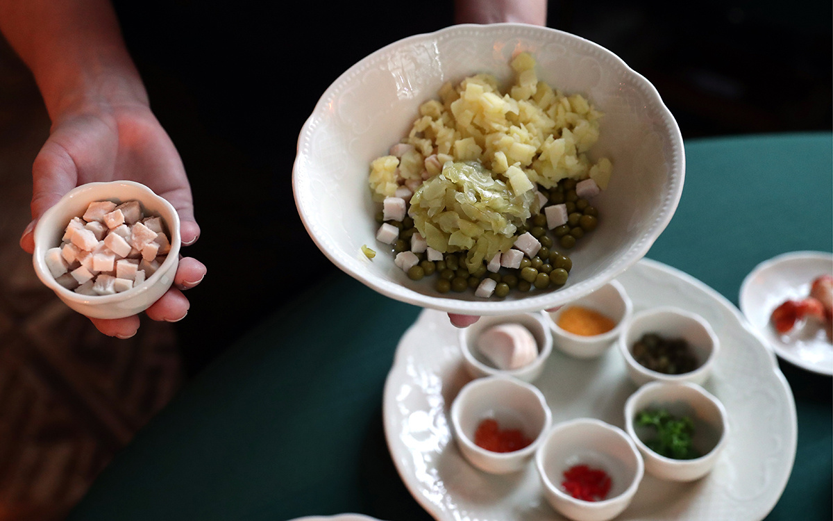 Донат Сорокин / ТАСС📷Приготовление салата оливье