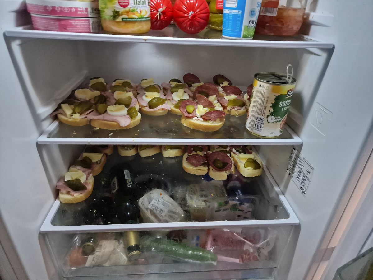 фото автора: это только часть бутербродов - хлебичков, большая часть уже на столе...