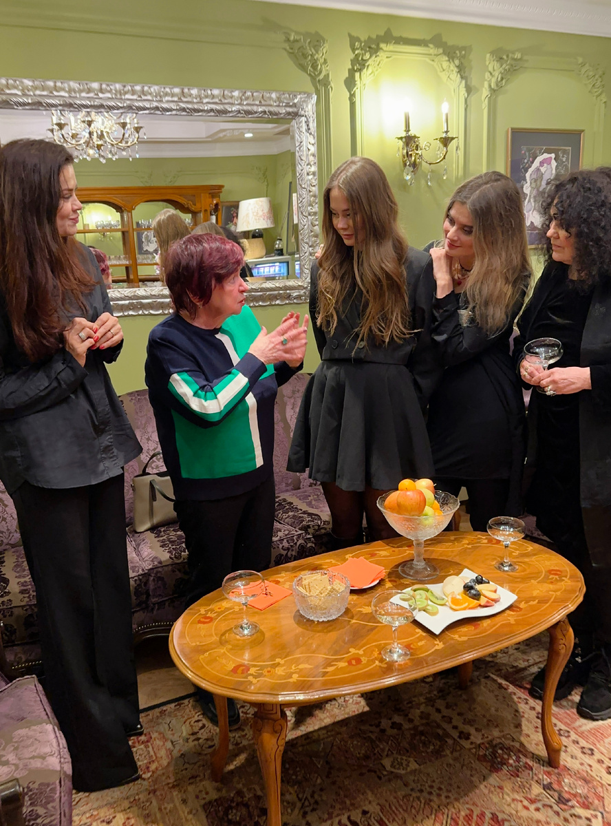 На фото Людмила Алексеевна Жумаева — мама основателя и художественного руководителя театра «Геликон-опера» Дмитрия Бертмана рассказывала удивительные загадки из истории Москвы! 