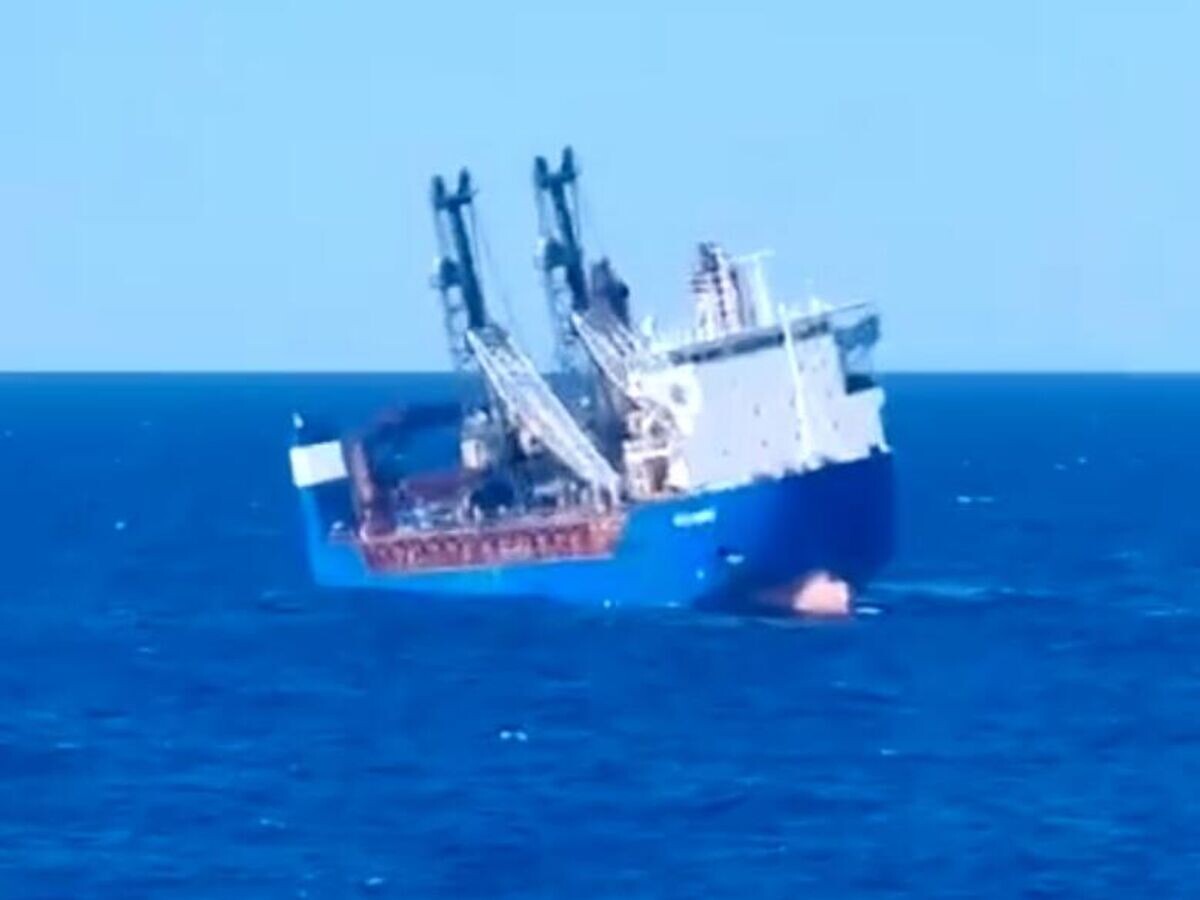    Момент крушения российского судна Ursa Major. Кадр видео очевидца