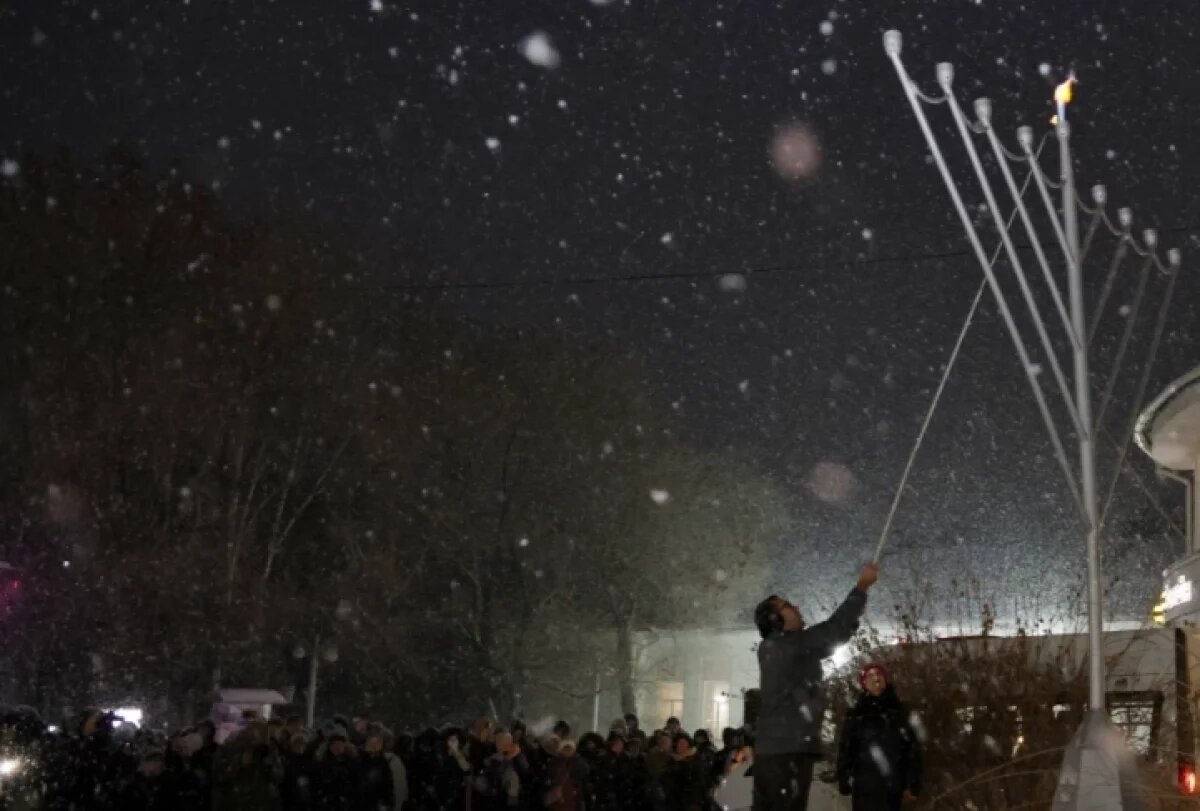    Отмечать Хануку начали в Еврейской АО зажжением первой свечи и файер-шоу