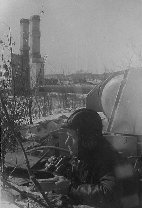 На снимке танк в засаде. Впереди - орденоносец М.В. Соколов