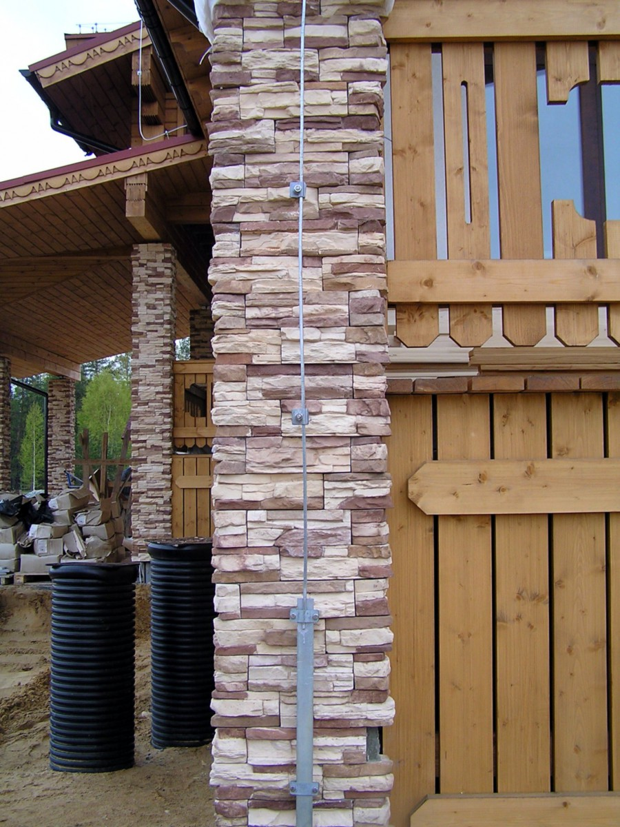 Рис.1 Крепление вывода заземляюзего проводника и соединение с токоотводом молниезащиты