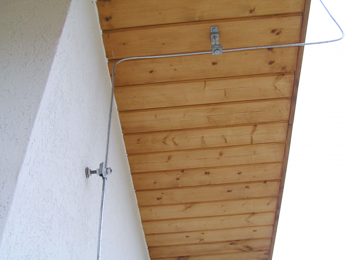 Рис.2 Крепление круглого токоотвода молниезащиты 8 мм 