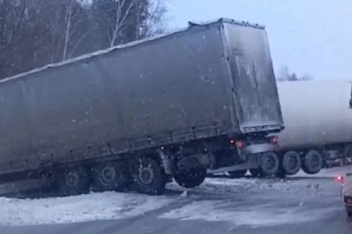    Человек пострадал в ДТП с участием двух большегрузов на трассе «Байкал»