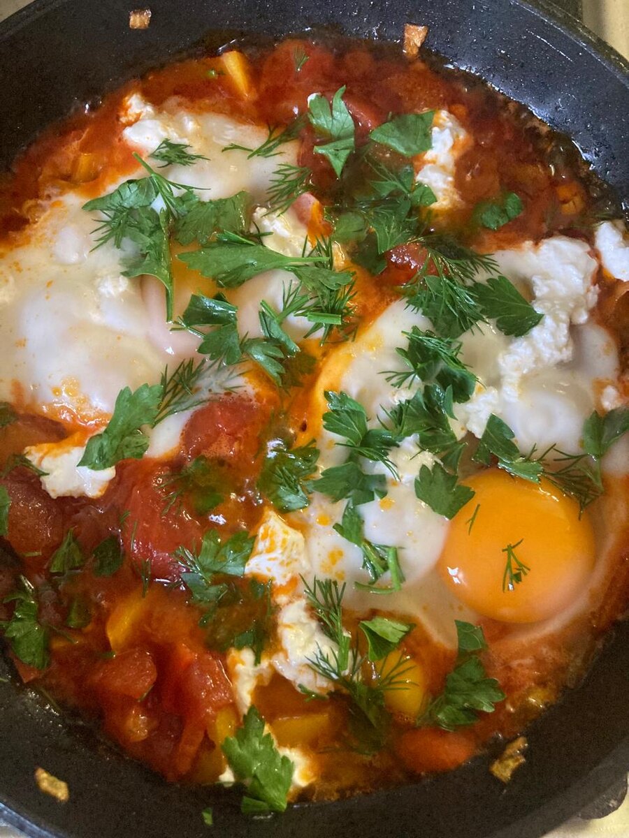 Вот так моя шакшука на сковородке выглядела. 