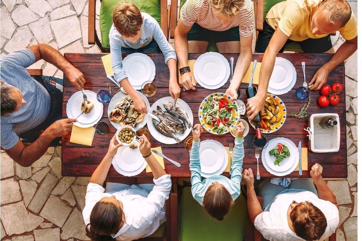 Обед в кругу семьи. Картинка для иллюстрации.