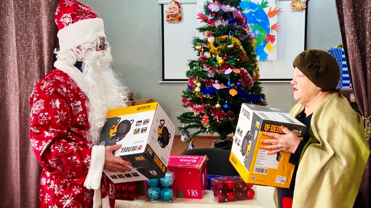    Журналисты корпункта Югры вручили подарок Макеевскому обществу слепых