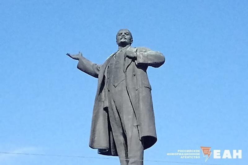    ЕАН. Новогодние костюмы снимут со скульптур сегодня