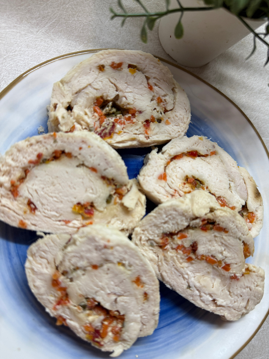 Куриный рулет с овощными специями 
