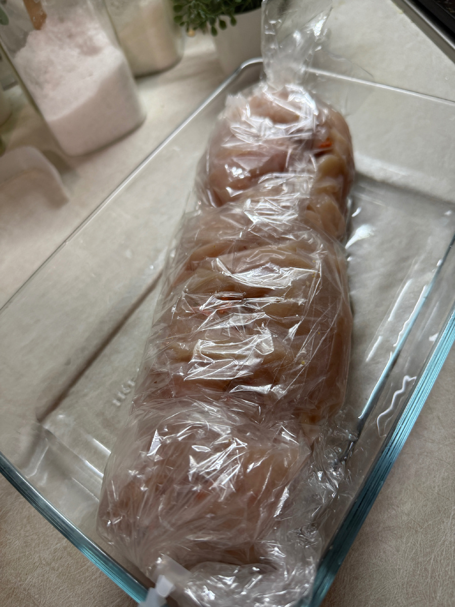 в противень добавь 100 мл воды и отправляем в духовку на 35 – 40 минут при 200°.