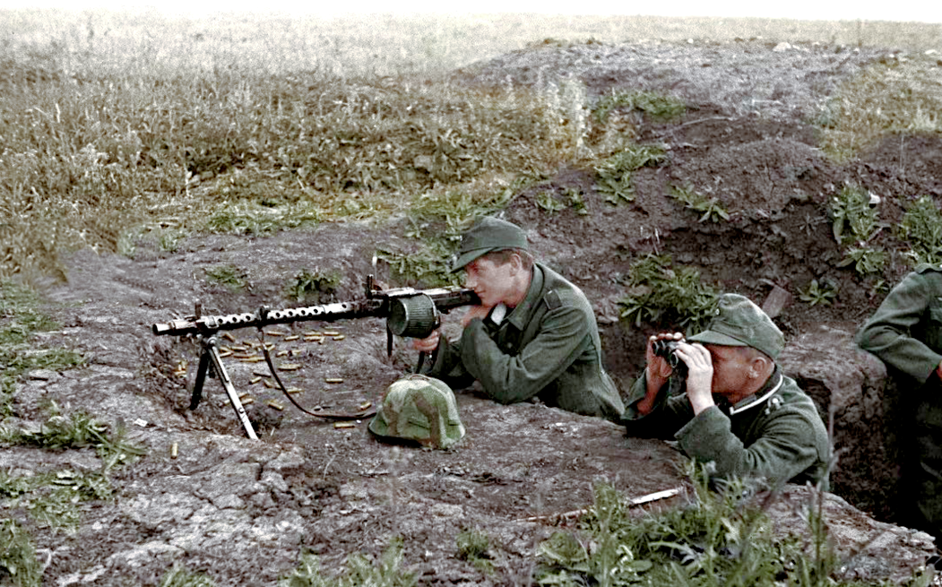 Унтер-офицер и пулеметчик ведут огонь нашим позициям под Курском, лето 1943 г.