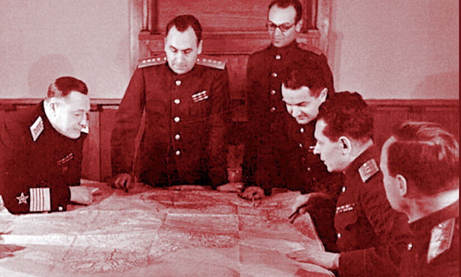 Антонов во главе группы советских военных экспертов. Ялта, 1945 г.