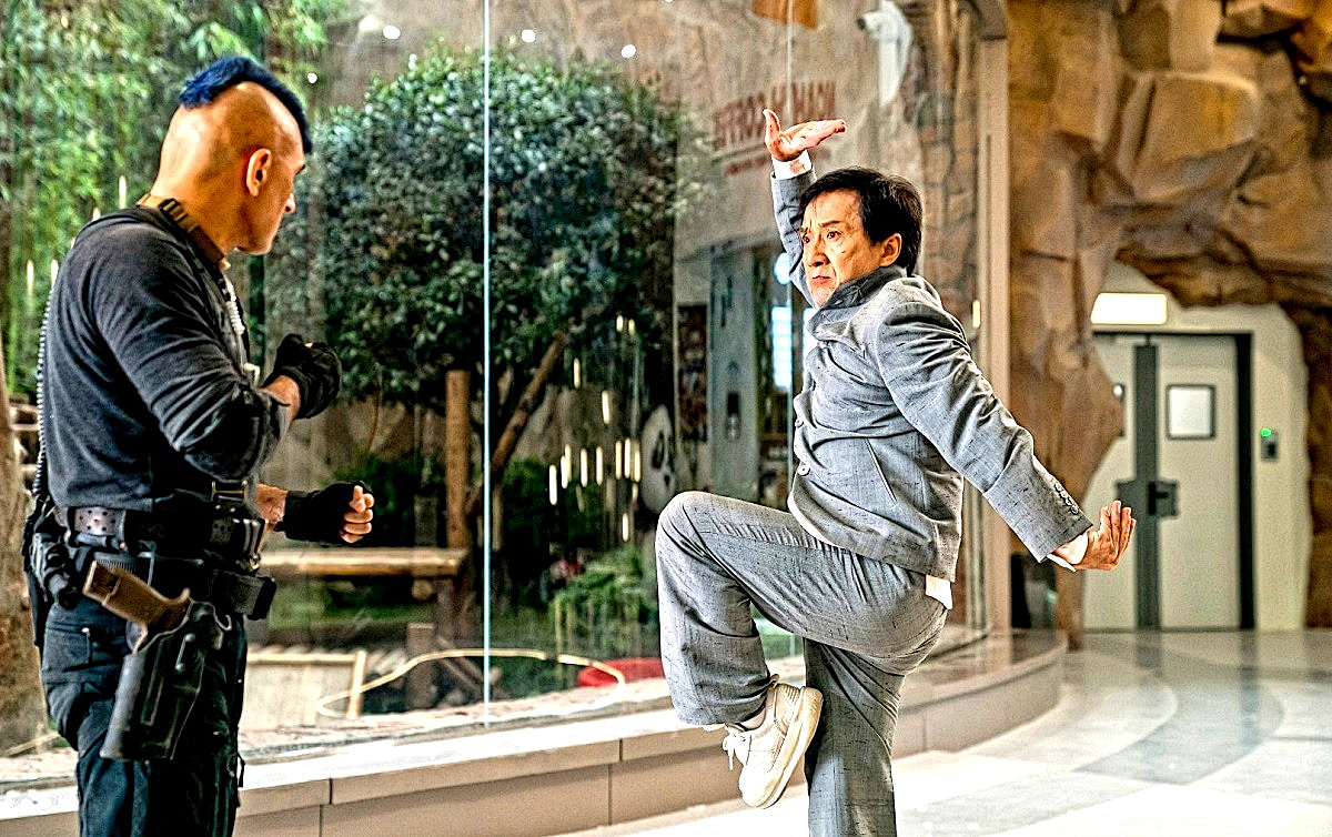 - Дедушка, ну перестаньте! Я же всего лишь хотел помочь вам через дорогу перейти...