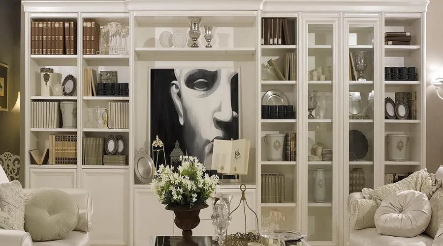 Декорируйте с умом: шкаф-витрина для оформления вашего пространства