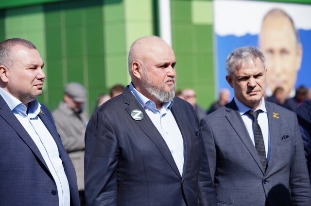    Денис Ильин (крайний слева) последнее время работал в сельском хозяйстве. Фото: правительство Кузбасса