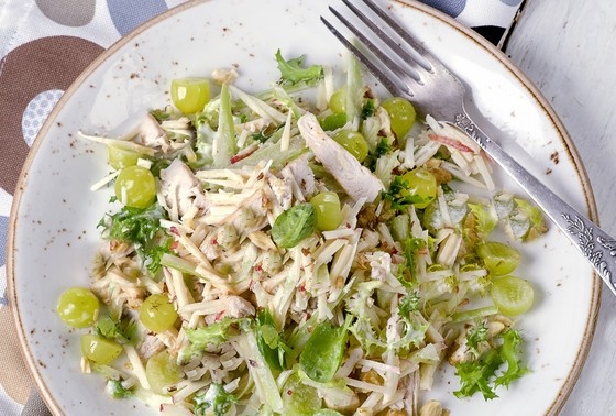    Новогодний салат с курицей и виноградом