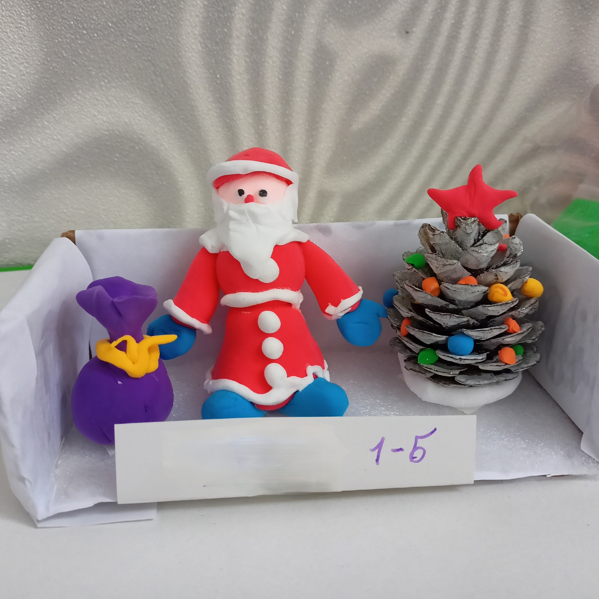 А тут ещё и в школе вечная куча домашки, да ещё и предновогодние поделки,письма и тд... Фото автора 