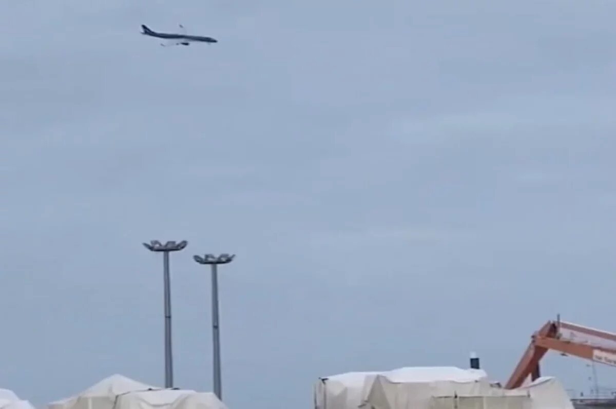    Самолёт от удара разорвало на несколько частей.