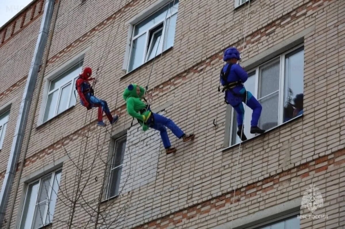    Калужские спасатели в образах супергероев спустились в окна болеющих детей