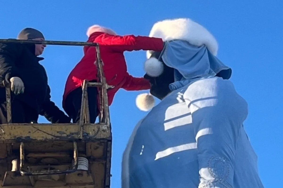    В Ирбите решили снять новогодние костюмы с памятников Ленину и Екатерине II